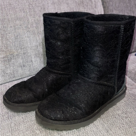 UGG CLASSIC SHORT ANTOINETTE BLACK
BOOTS Size 8 - Picture 5 of 7